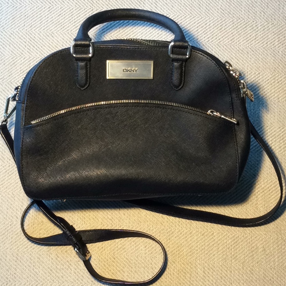DKNY BLACK LEATHER CROSSOVER BAG.